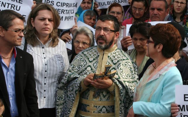 protest biserica excomunicati (1)