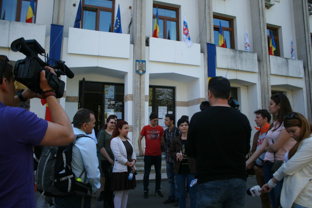  Dezbatere ad hoc in fata Primariei despre nevoia de integritate