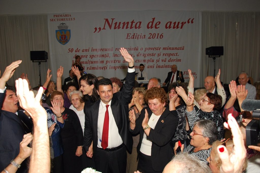 Primarul sectorului 5, în mijlocul petrecerii