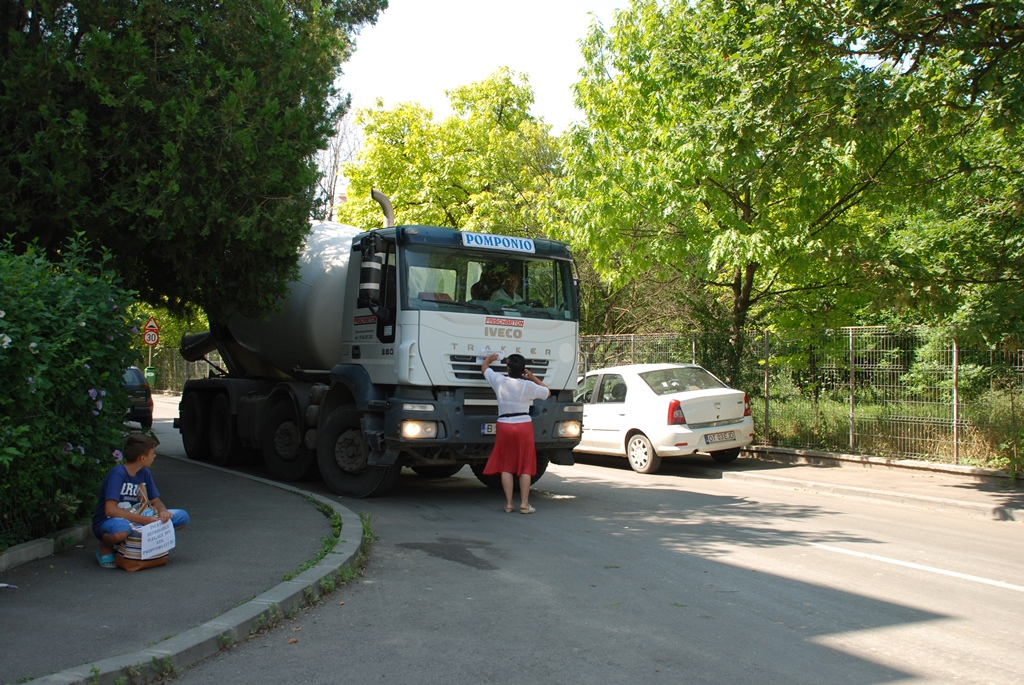 PROTEST: Oameni în fața betonierelor pentru salvarea Parcului Tineretului. Jandarmii au ținut cu betonierele (Galerie FOTO)