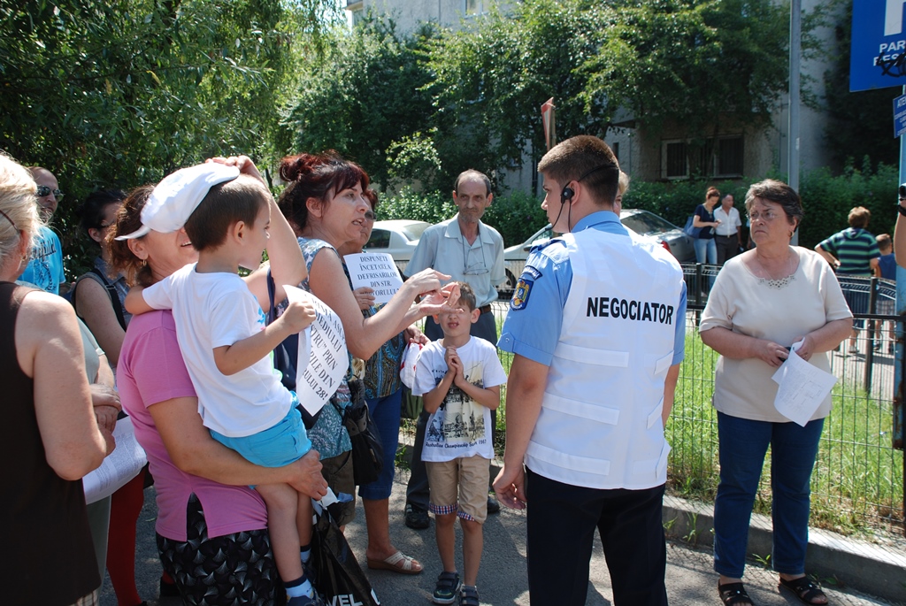 PROTEST: Oameni în fața betonierelor pentru salvarea Parcului Tineretului. Jandarmii au ținut cu betonierele (Galerie FOTO)