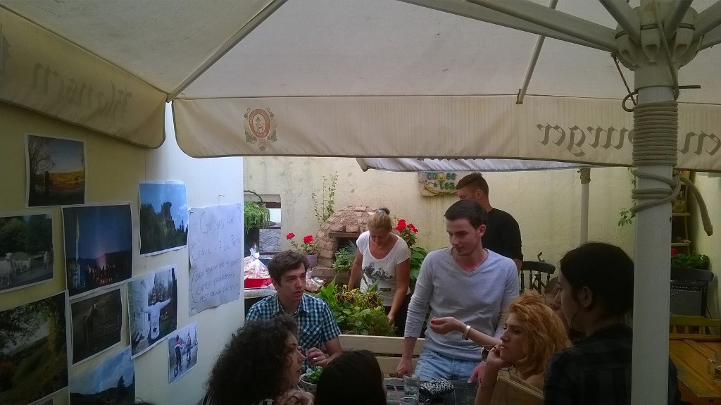 IMPLICARE. Roșia Montană a pornit prin țară: vineri la Alba, sâmbătă la Turda, joi ajunge la București. Inclusiv cu sirop de afine sau țuică de la Eugen David (GALERIE FOTO)