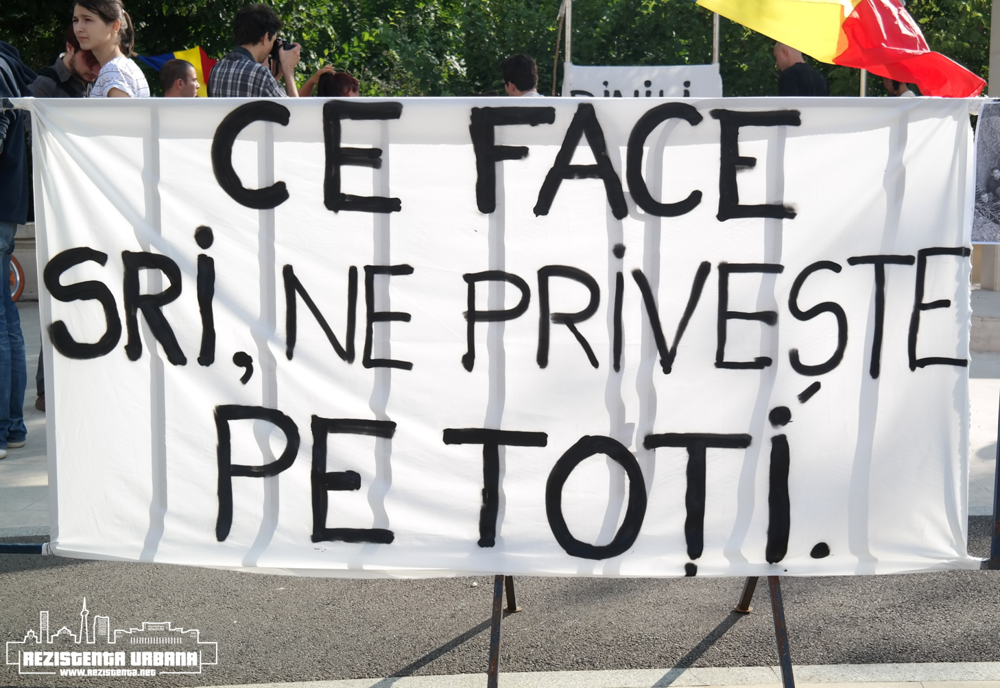 “Vă rugăm să ne scuzaţi: (şi) pe mama voastră o supravegheaţi?” Vezi ce mesaje le-au mai fost transmise iniţiatorilor Legilor Big Brother la protestele de la Bucureşti, Cluj şi Iaşi (galerie FOTO)