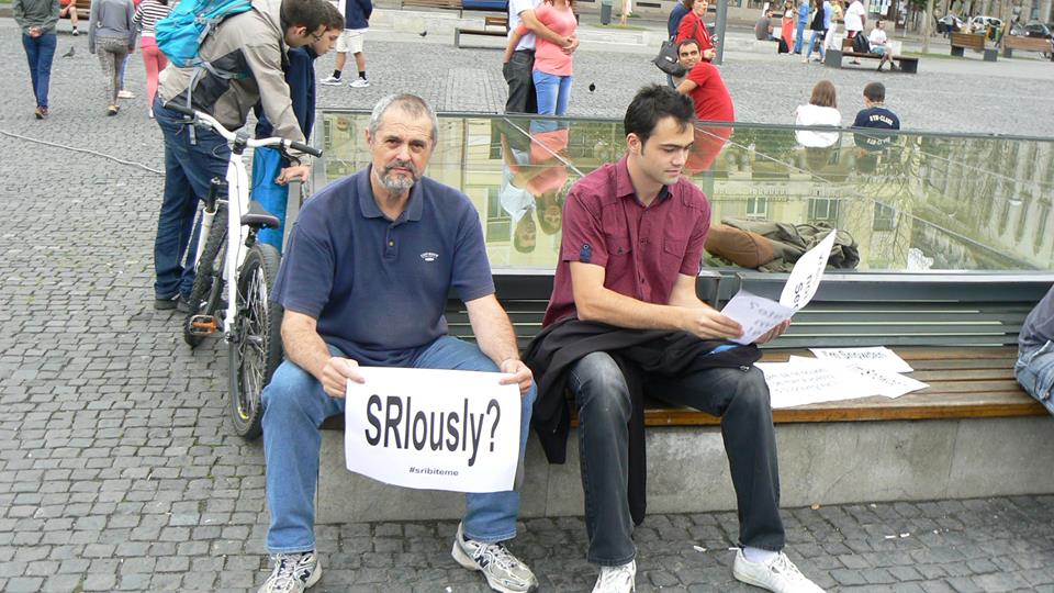 “Vă rugăm să ne scuzaţi: (şi) pe mama voastră o supravegheaţi?” Vezi ce mesaje le-au mai fost transmise iniţiatorilor Legilor Big Brother la protestele de la Bucureşti, Cluj şi Iaşi (galerie FOTO)