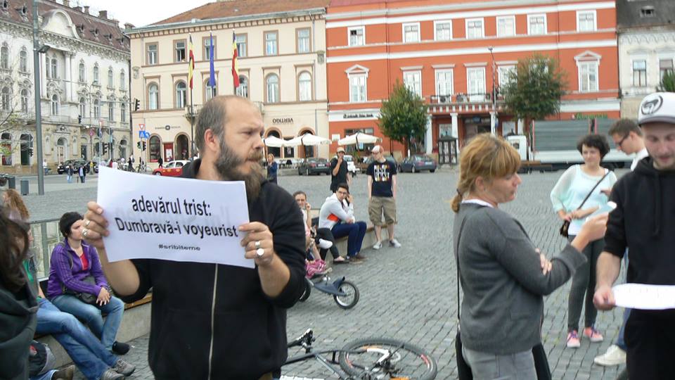 “Vă rugăm să ne scuzaţi: (şi) pe mama voastră o supravegheaţi?” Vezi ce mesaje le-au mai fost transmise iniţiatorilor Legilor Big Brother la protestele de la Bucureşti, Cluj şi Iaşi (galerie FOTO)