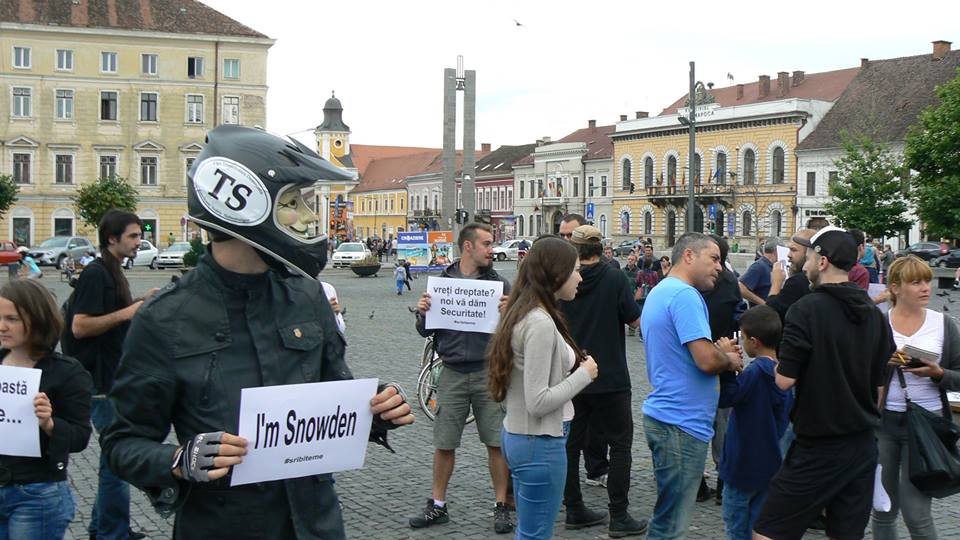 “Vă rugăm să ne scuzaţi: (şi) pe mama voastră o supravegheaţi?” Vezi ce mesaje le-au mai fost transmise iniţiatorilor Legilor Big Brother la protestele de la Bucureşti, Cluj şi Iaşi (galerie FOTO)