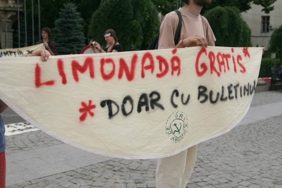 “Vă rugăm să ne scuzaţi: (şi) pe mama voastră o supravegheaţi?” Vezi ce mesaje le-au mai fost transmise iniţiatorilor Legilor Big Brother la protestele de la Bucureşti, Cluj şi Iaşi (galerie FOTO)