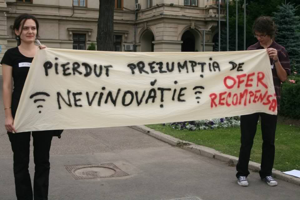 “Vă rugăm să ne scuzaţi: (şi) pe mama voastră o supravegheaţi?” Vezi ce mesaje le-au mai fost transmise iniţiatorilor Legilor Big Brother la protestele de la Bucureşti, Cluj şi Iaşi (galerie FOTO)