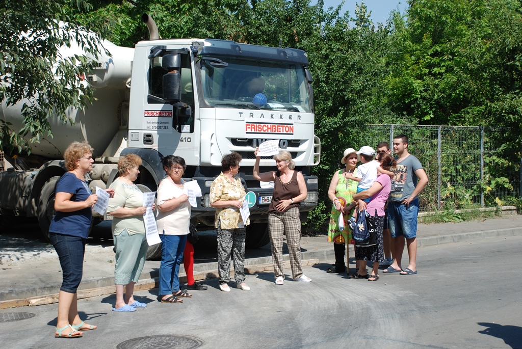PROTEST: Oameni în fața betonierelor pentru salvarea Parcului Tineretului. Jandarmii au ținut cu betonierele (Galerie FOTO)