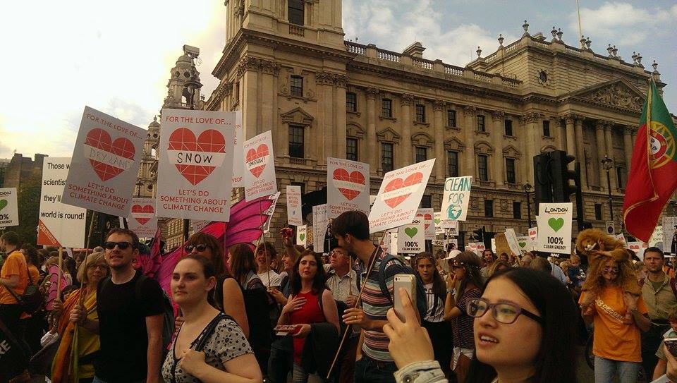 PROTEST pentru istoria omenirii: 400.000 de oameni în stradă la New York. Români la protestele de la Paris și Londra (GALERIE FOTO)