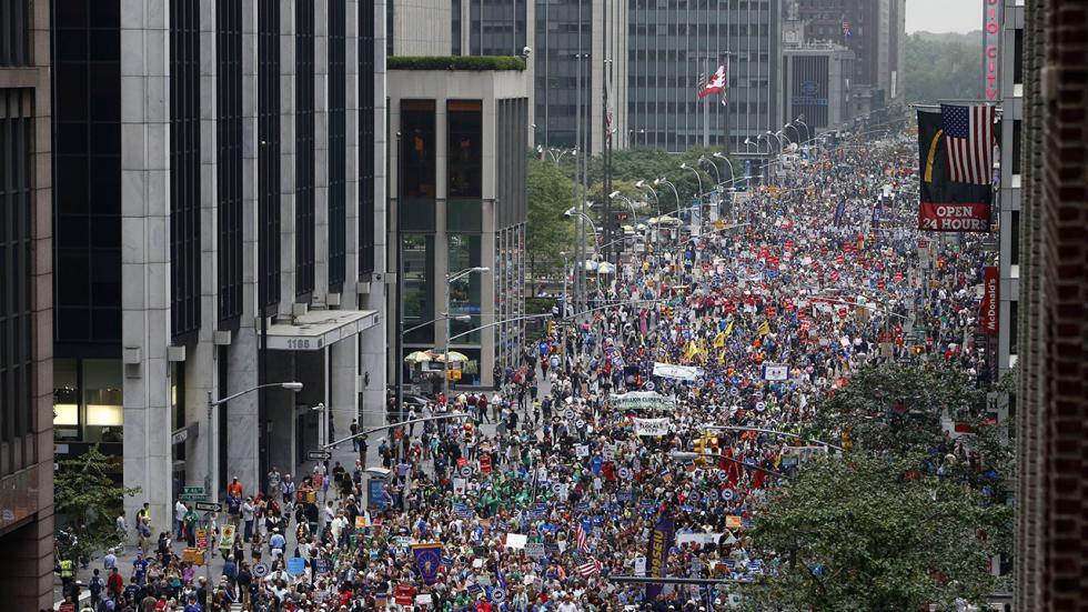 PROTEST pentru istoria omenirii: 400.000 de oameni în stradă la New York. Români la protestele de la Paris și Londra (GALERIE FOTO)