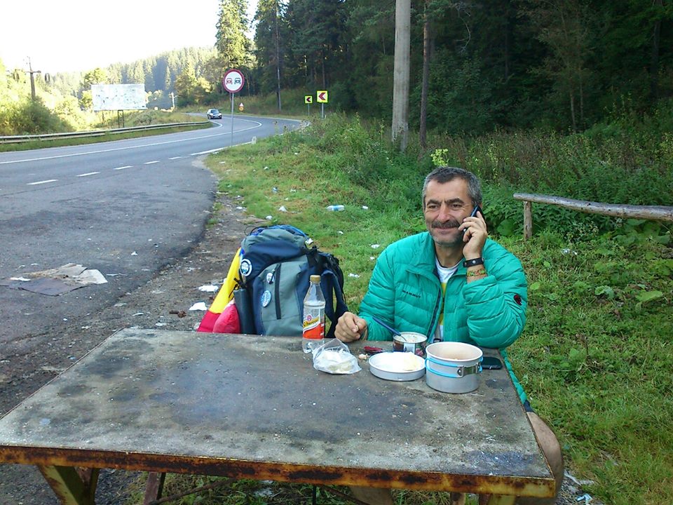 ”Am fost claxonat pe ritmul bătăilor în bidoane de la proteste”. 3.000 de km pe jos către Parlamentul European. Jurnal și galerie FOTO