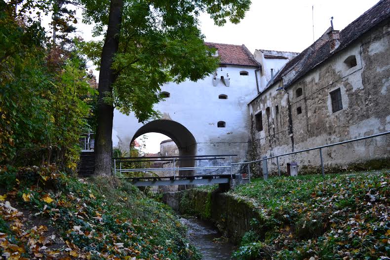 Şosea cu două benzi, chiar în mijlocul monumentelor din Centul Istoric al Braşovului. Nimeni nu i-a întrebat ce cetăţeni dacă vor asta