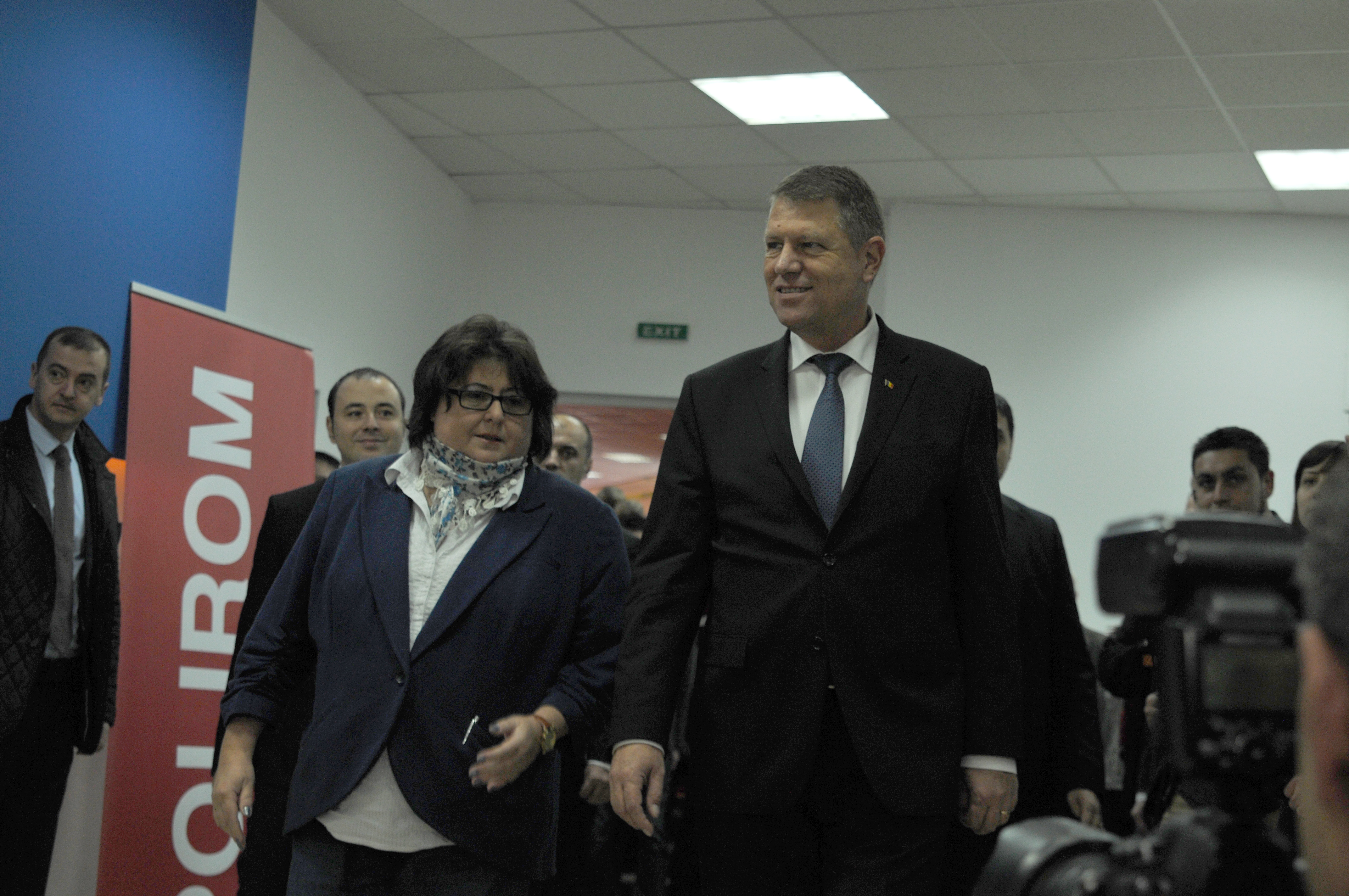 Klaus Iohannis, invitatul surpriză la lansarea volumului “Tranziţia. Primii 25 de ani” (Galerie FOTO/VIDEO)