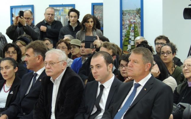 Klaus Iohannis, invitatul surpriză la lansarea volumului “Tranziţia. Primii 25 de ani” (Galerie FOTO/VIDEO)