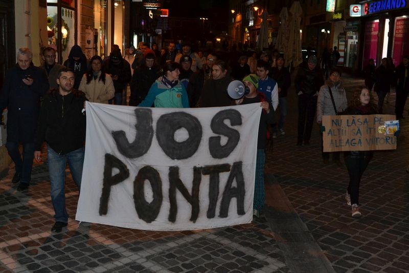 PROTEST la Brașov. Solidaritate cu diaspora. ”Demisia, Ponta și Corlățean!” BONUS: ”Avem o bucurie/ Adam la pușcărie” (FOTO)