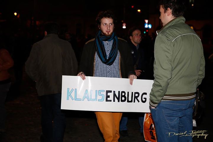 Vulcanul de la Cluj. Galerie FOTO cu protestul uriaș și cum au încercat pesediștii să-i provoace pe manifestanți cu o găină moartă