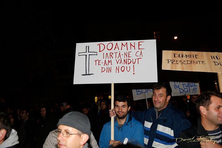 Vulcanul de la Cluj. Galerie FOTO cu protestul uriaș și cum au încercat pesediștii să-i provoace pe manifestanți cu o găină moartă