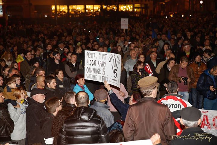 Vulcanul de la Cluj. Galerie FOTO cu protestul uriaș și cum au încercat pesediștii să-i provoace pe manifestanți cu o găină moartă
