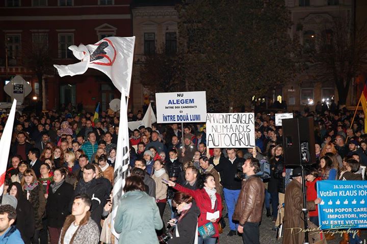 Vulcanul de la Cluj. Galerie FOTO cu protestul uriaș și cum au încercat pesediștii să-i provoace pe manifestanți cu o găină moartă