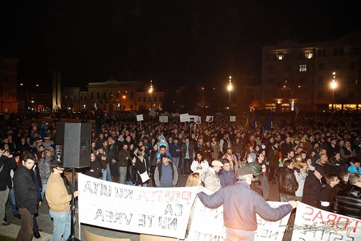 Vulcanul de la Cluj. Galerie FOTO cu protestul uriaș și cum au încercat pesediștii să-i provoace pe manifestanți cu o găină moartă