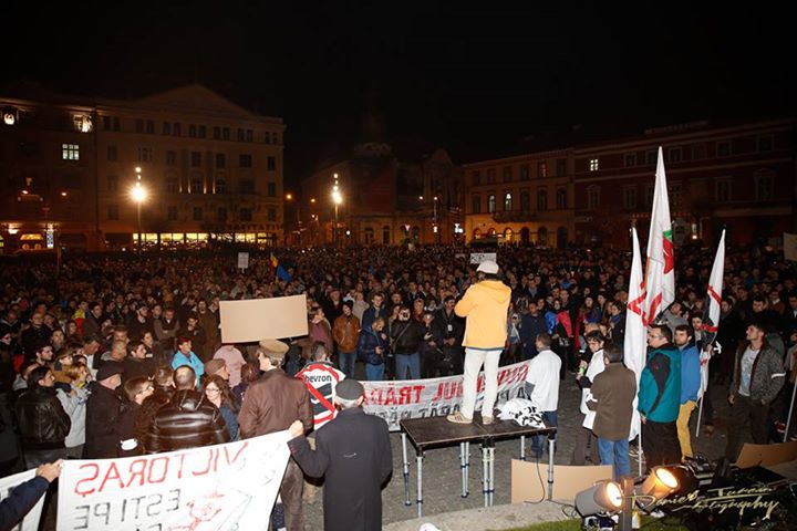 Vulcanul de la Cluj. Galerie FOTO cu protestul uriaș și cum au încercat pesediștii să-i provoace pe manifestanți cu o găină moartă
