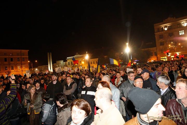 Vulcanul de la Cluj. Galerie FOTO cu protestul uriaș și cum au încercat pesediștii să-i provoace pe manifestanți cu o găină moartă