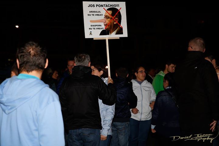 Vulcanul de la Cluj. Galerie FOTO cu protestul uriaș și cum au încercat pesediștii să-i provoace pe manifestanți cu o găină moartă