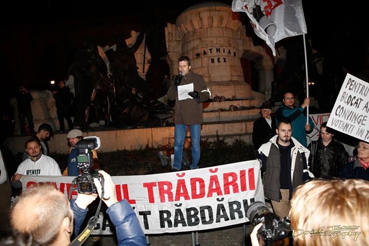 Vulcanul de la Cluj. Galerie FOTO cu protestul uriaș și cum au încercat pesediștii să-i provoace pe manifestanți cu o găină moartă