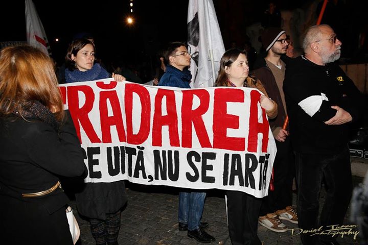 Vulcanul de la Cluj. Galerie FOTO cu protestul uriaș și cum au încercat pesediștii să-i provoace pe manifestanți cu o găină moartă