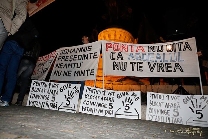 Vulcanul de la Cluj. Galerie FOTO cu protestul uriaș și cum au încercat pesediștii să-i provoace pe manifestanți cu o găină moartă