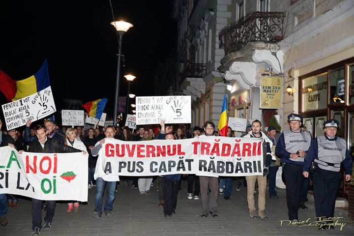 Vulcanul de la Cluj. Galerie FOTO cu protestul uriaș și cum au încercat pesediștii să-i provoace pe manifestanți cu o găină moartă