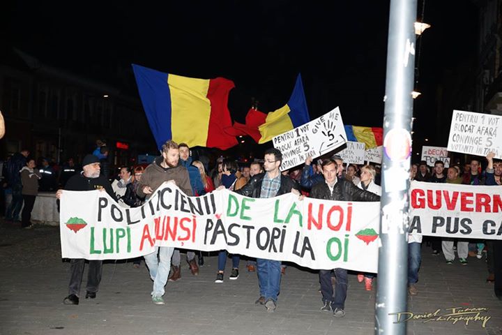 Vulcanul de la Cluj. Galerie FOTO cu protestul uriaș și cum au încercat pesediștii să-i provoace pe manifestanți cu o găină moartă