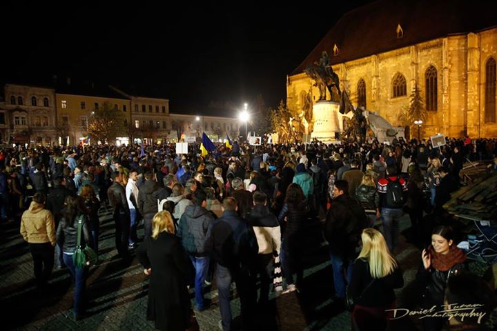 Vulcanul de la Cluj. Galerie FOTO cu protestul uriaș și cum au încercat pesediștii să-i provoace pe manifestanți cu o găină moartă