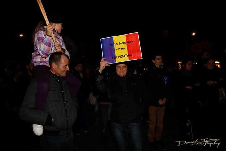 Vulcanul de la Cluj. Galerie FOTO cu protestul uriaș și cum au încercat pesediștii să-i provoace pe manifestanți cu o găină moartă