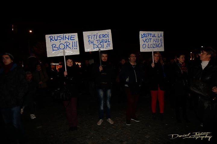 Vulcanul de la Cluj. Galerie FOTO cu protestul uriaș și cum au încercat pesediștii să-i provoace pe manifestanți cu o găină moartă