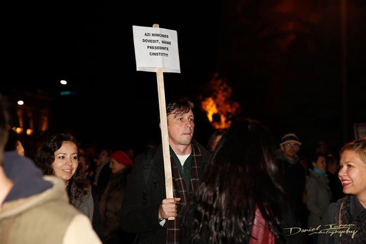 Vulcanul de la Cluj. Galerie FOTO cu protestul uriaș și cum au încercat pesediștii să-i provoace pe manifestanți cu o găină moartă