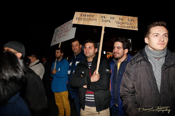 Vulcanul de la Cluj. Galerie FOTO cu protestul uriaș și cum au încercat pesediștii să-i provoace pe manifestanți cu o găină moartă