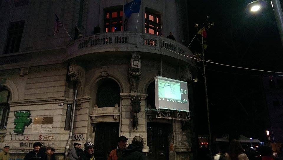 EMOȚIONANT: Sute de persoane în Piața Universității, pentru a comemora 25 de ani de la Revoluție: “Eroii nu mor niciodată!” (Galerie FOTO)