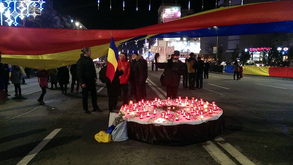 EMOȚIONANT: Sute de persoane în Piața Universității, pentru a comemora 25 de ani de la Revoluție: “Eroii nu mor niciodată!” (Galerie FOTO)
