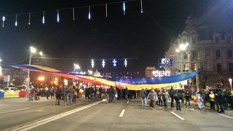 EMOȚIONANT: Sute de persoane în Piața Universității, pentru a comemora 25 de ani de la Revoluție: “Eroii nu mor niciodată!” (Galerie FOTO)