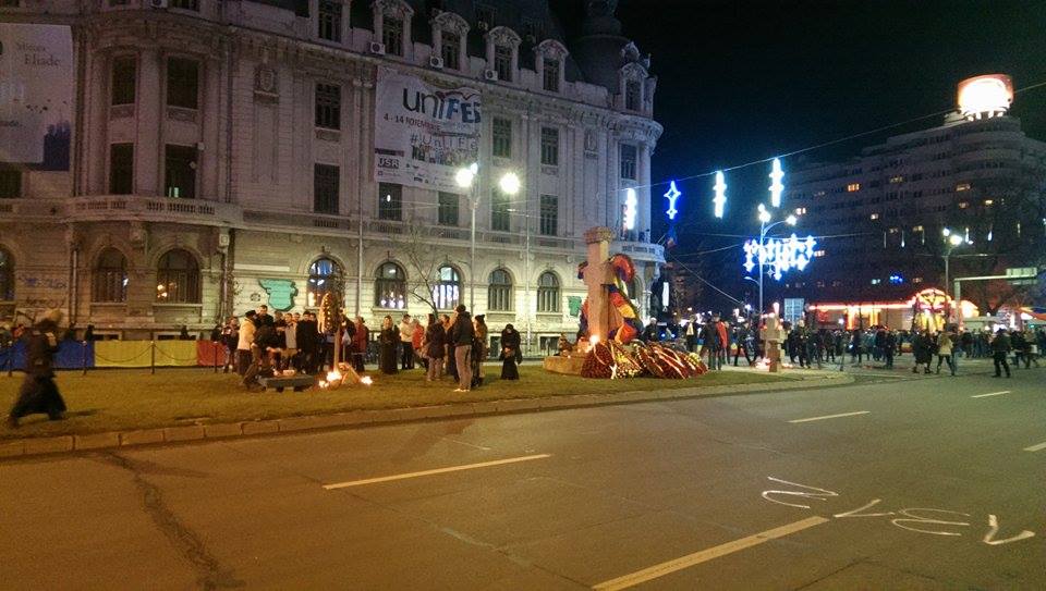EMOȚIONANT: Sute de persoane în Piața Universității, pentru a comemora 25 de ani de la Revoluție: “Eroii nu mor niciodată!” (Galerie FOTO)