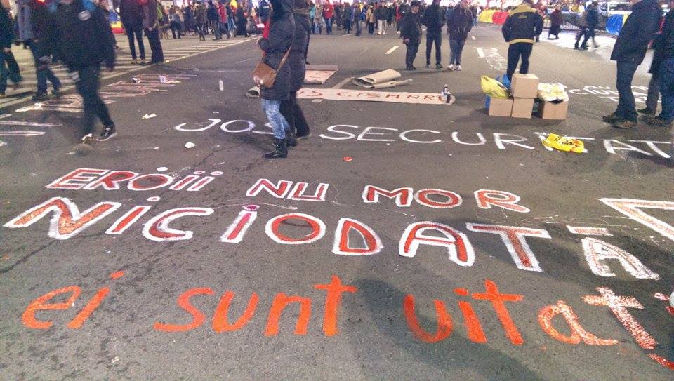 EMOȚIONANT: Sute de persoane în Piața Universității, pentru a comemora 25 de ani de la Revoluție: “Eroii nu mor niciodată!” (Galerie FOTO)