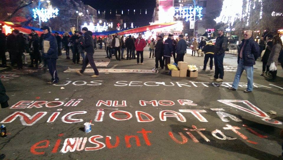 EMOȚIONANT: Sute de persoane în Piața Universității, pentru a comemora 25 de ani de la Revoluție: “Eroii nu mor niciodată!” (Galerie FOTO)
