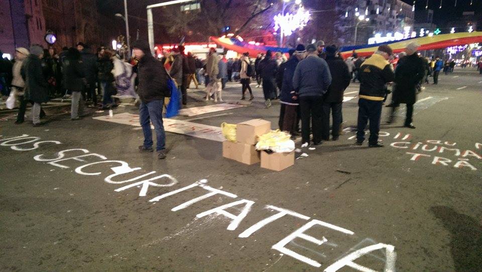 EMOȚIONANT: Sute de persoane în Piața Universității, pentru a comemora 25 de ani de la Revoluție: “Eroii nu mor niciodată!” (Galerie FOTO)