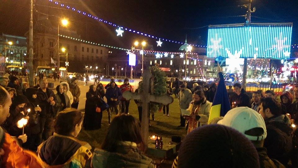 EMOȚIONANT: Sute de persoane în Piața Universității, pentru a comemora 25 de ani de la Revoluție: “Eroii nu mor niciodată!” (Galerie FOTO)