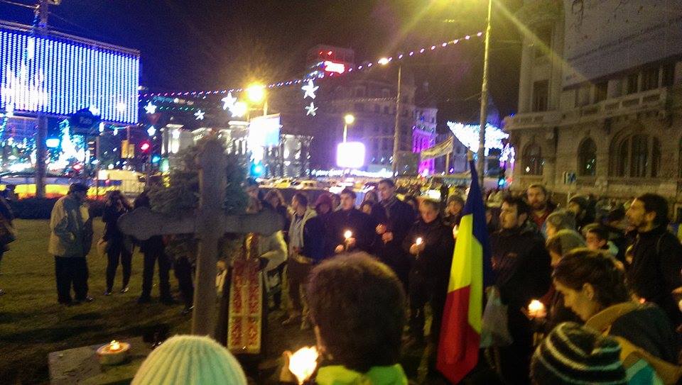 EMOȚIONANT: Sute de persoane în Piața Universității, pentru a comemora 25 de ani de la Revoluție: “Eroii nu mor niciodată!” (Galerie FOTO)