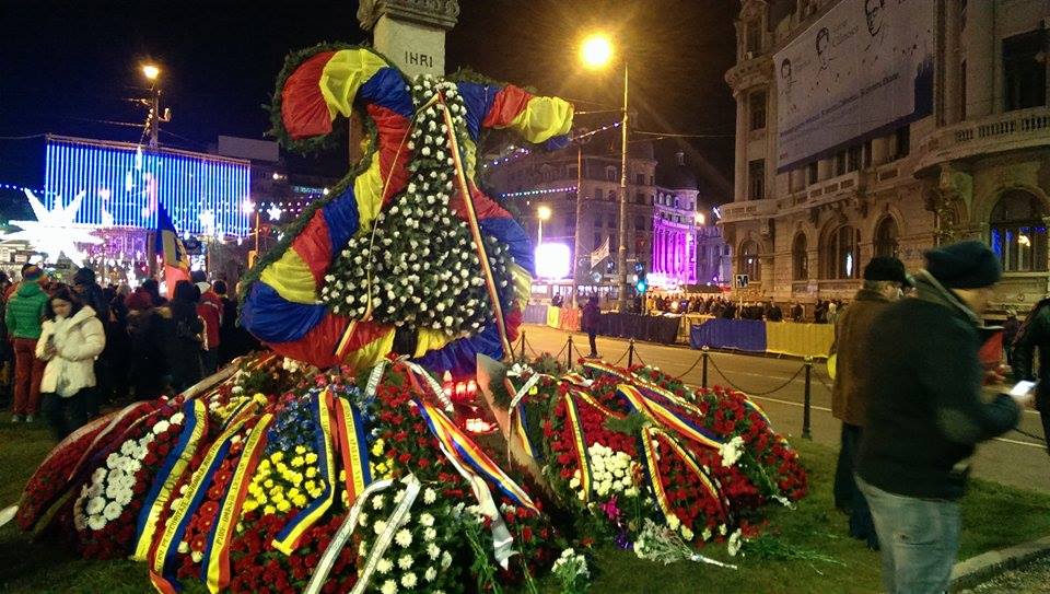 EMOȚIONANT: Sute de persoane în Piața Universității, pentru a comemora 25 de ani de la Revoluție: “Eroii nu mor niciodată!” (Galerie FOTO)