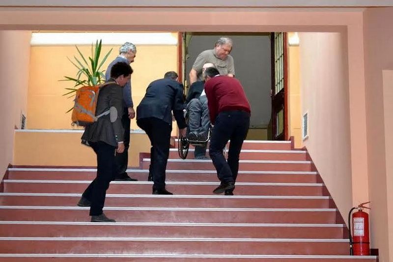 Accesul la informația de interes public și la servicii pentru persoanele cu dizabilități, un coșmar în instituţiile publice (GALERIE FOTO)