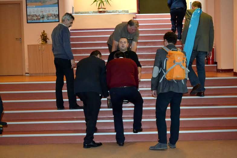 Accesul la informația de interes public și la servicii pentru persoanele cu dizabilități, un coșmar în instituţiile publice (GALERIE FOTO)